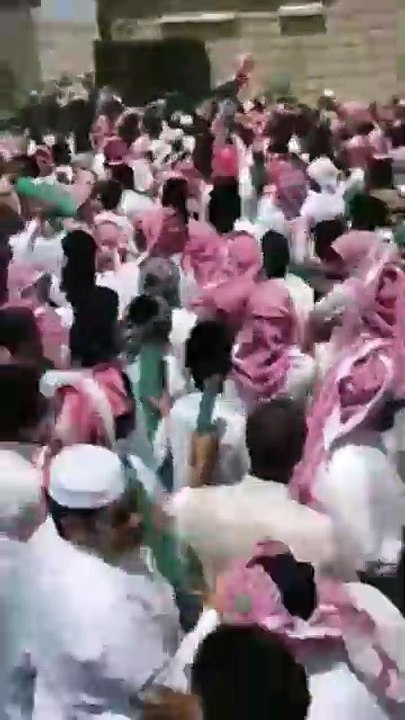 تدافع بين المواطنين للحصول على وظيفة بالمملكة .. فيديو