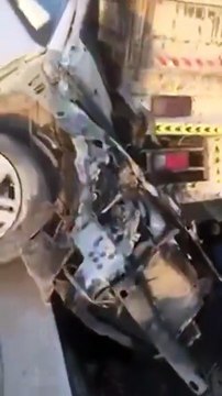 بالفيديو.. نجاة سعودي وعائلته من الموت بأعجوبة بعد سحق شاحنة لسيارتهم