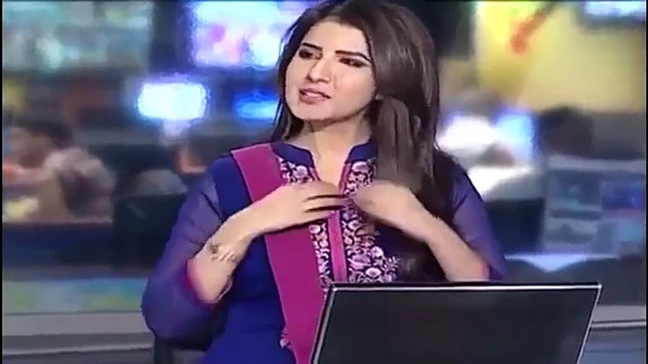 مذيعة تتعرض لموقف محرج على الهواء مباشرة