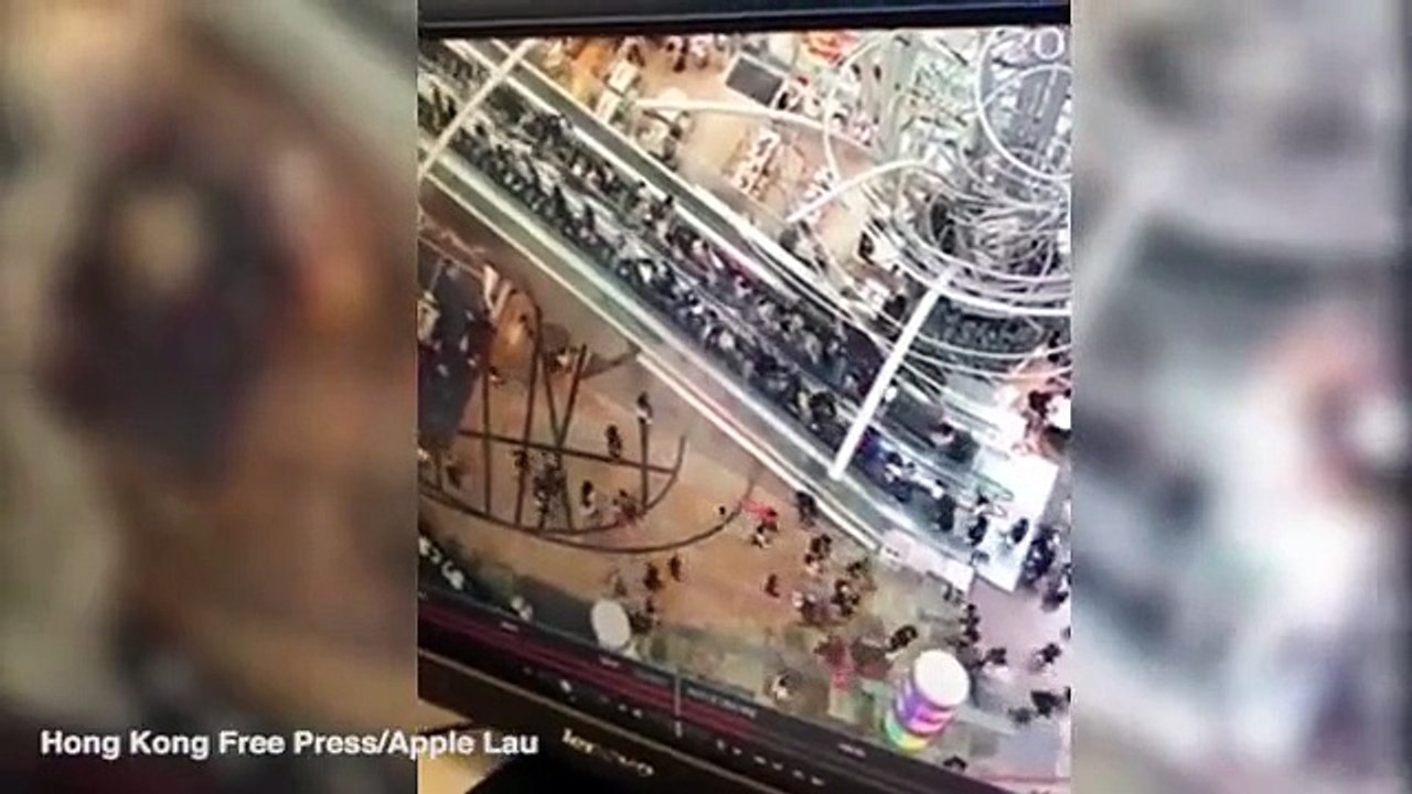 بالفيديو .. إصابة 17 شخصًا بسبب سلم كهربائي