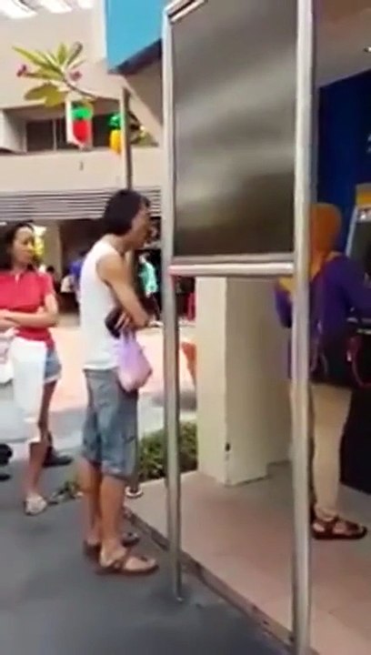 فيديو لرجل يهدد امرأة محجبة بالضرب لسبب تافه