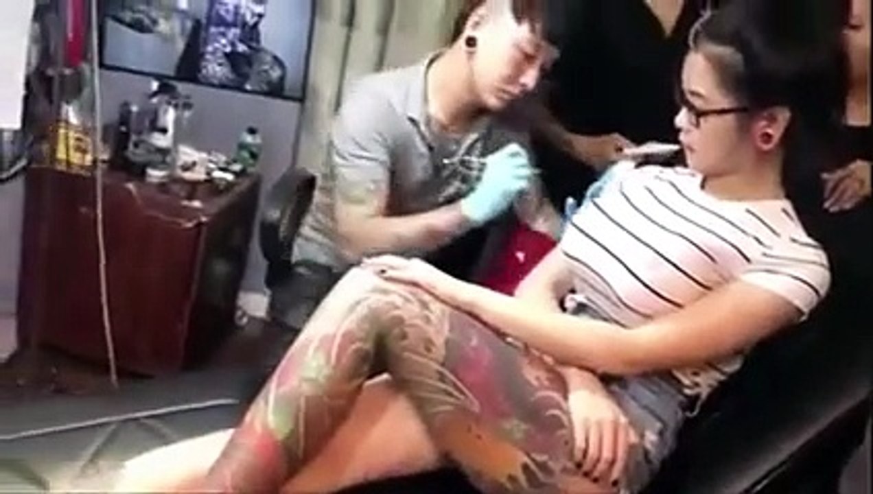 انفجار صدر إحدى الفتيات أثناء رسم وشم على جسمها .. فيديو