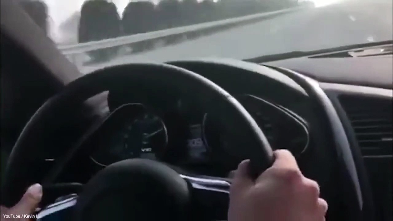 يصوّر نفسه وهو يقود السيارة بسرعة جنونية ... لتتحطم بعد ثوان قليلة