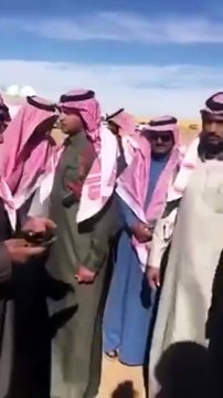 شاهد ولي العهد وهو يستمع إلى قصيدة شعرية وتفاعله معها