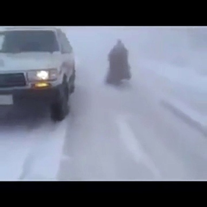 فيديو طريف .. يتزلج بالغترة والشماغ