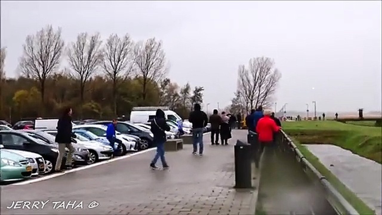 هبوط جانبي لطائرة الإمارات .. شاهد كيف استطاع قائد الطائرة الهبوط بشكل آمن رغم الرياح