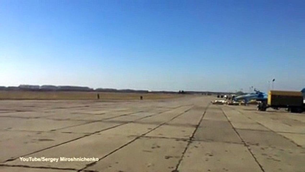 عرض طائرات مقاتلة كاد يتحول إلى كارثة .. فيديو