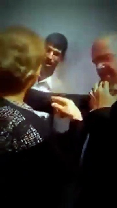 شاهد موظفة تونسية تنهال بالضرب على أحد المسئولين بعدما تحرش بها