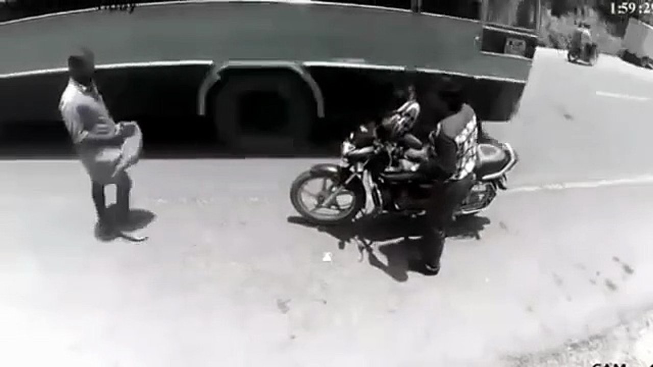 شاهد هذا الرجل الذي سرق المحفظة ثم انتبه لوجود كاميرا مراقبة .. فماذا فعل