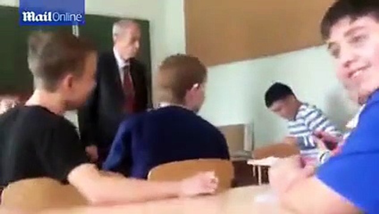 شاهد كيف رد الطالب على معلمه حين أمره بخلع سماعات الأذن