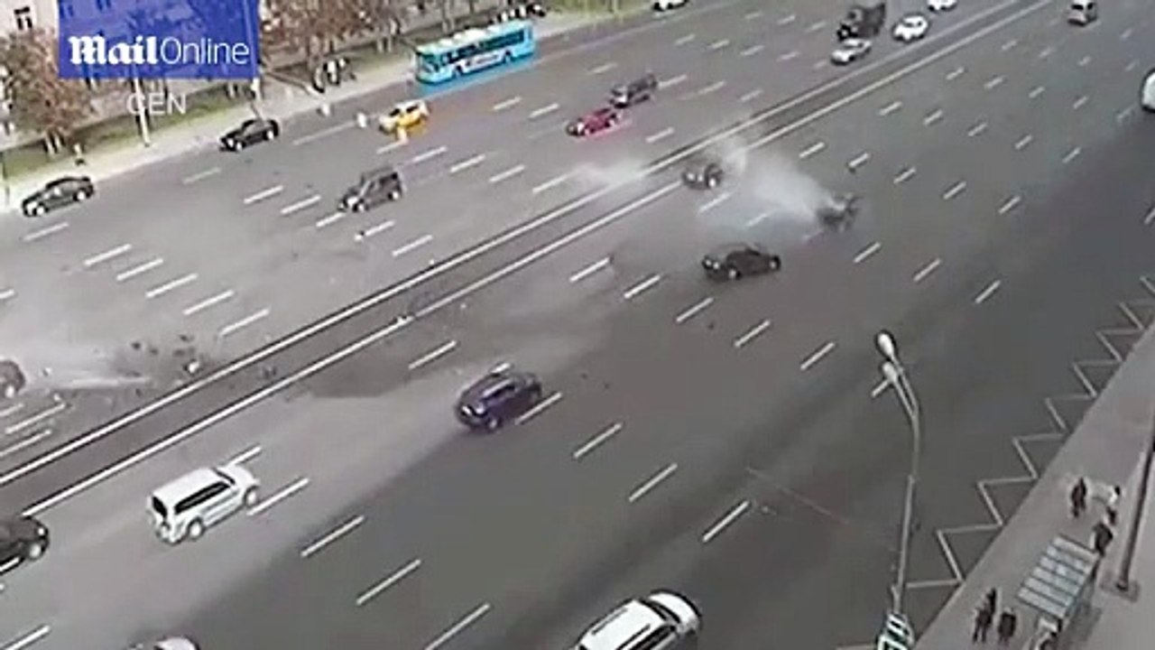 تعرض سيارة الرئيس الروسي لحادث ونجاة الرئيس .. فيديو