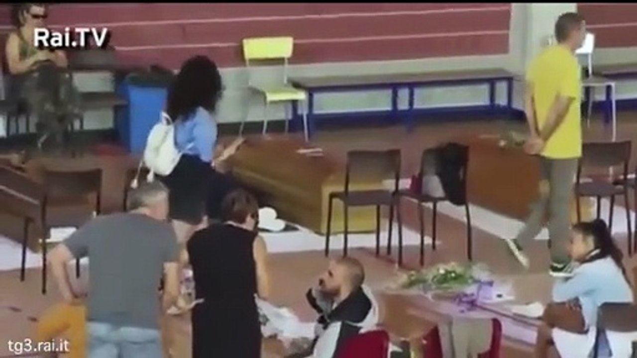 كلب أوفى من الأشخاص .. رقد بجوار تابوت صاحبه رافضًا الفراق