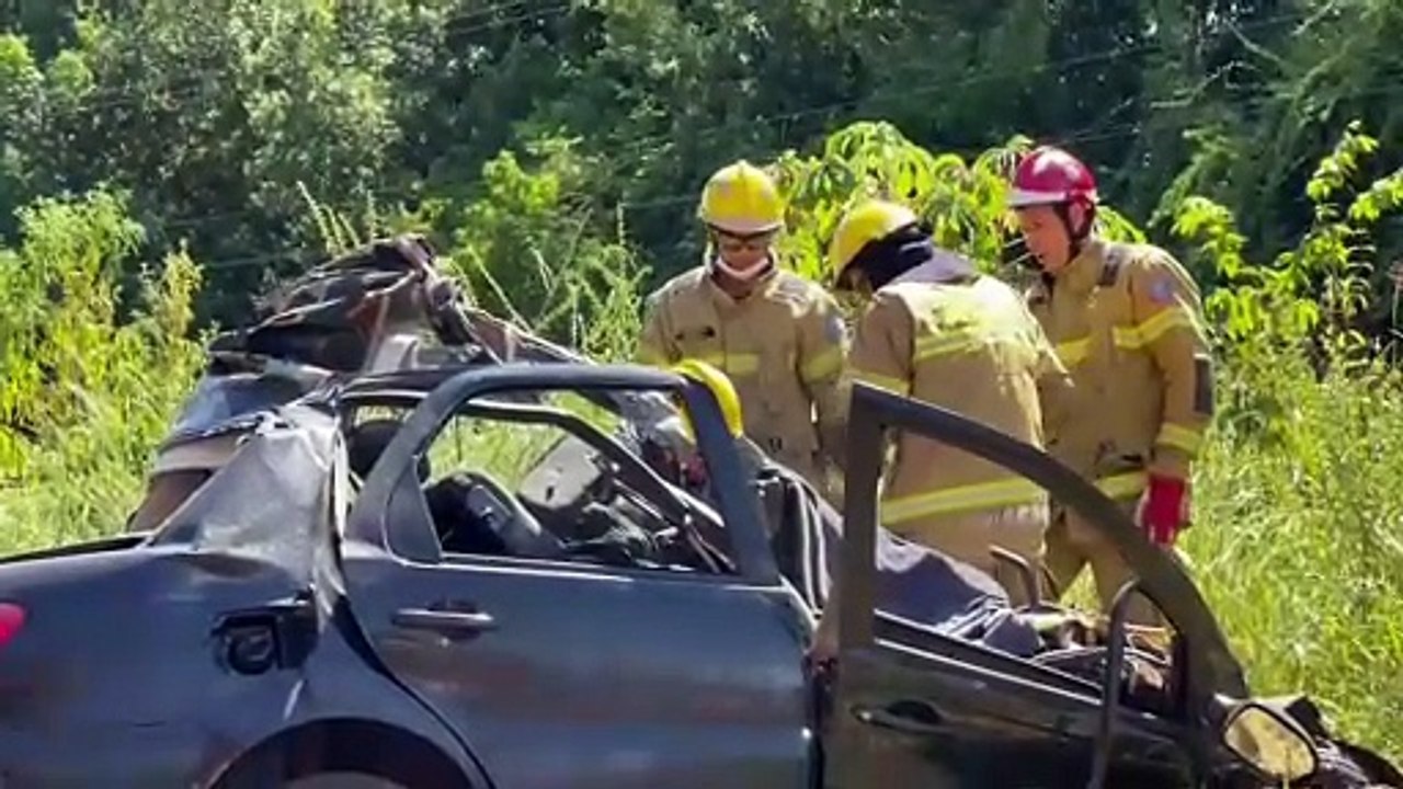 Dois homens morrem em colisão frontal entre carro e carreta próximo ao trevo de Lovat