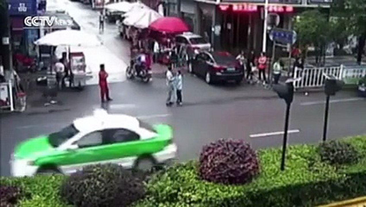 كلب متوحش يثير الرعب في الشوارع .. شاهد كيف تم التعامل معه