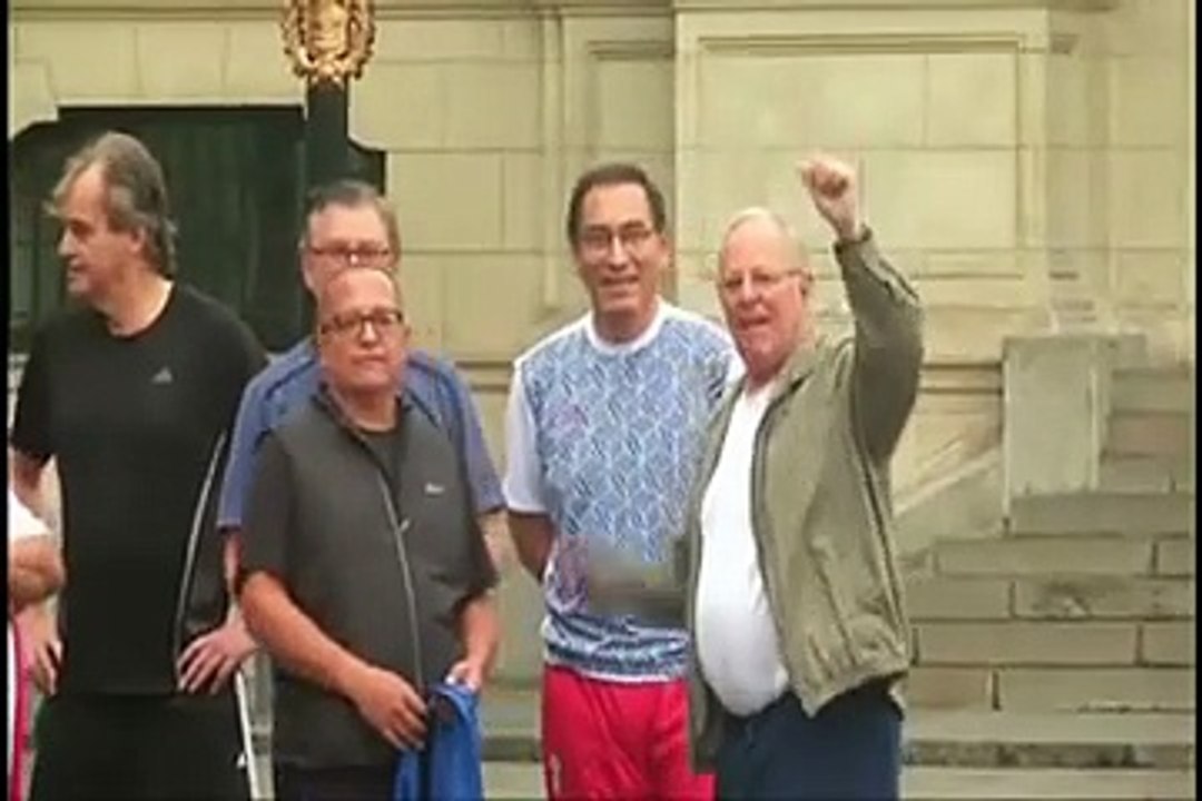 شاهد هذا الرئيس وهو يقوم بأغرب جلسة مع وزرائه أمام المواطنين