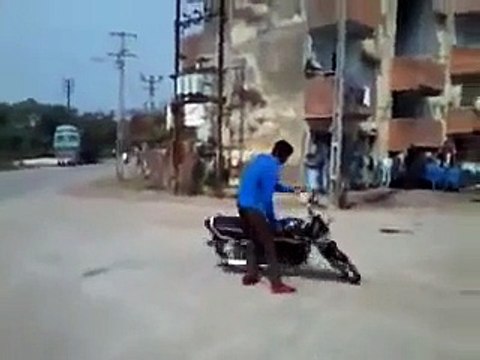 شاهد..شاب حاول الهرب من جاموس والسر في الدراجة النارية