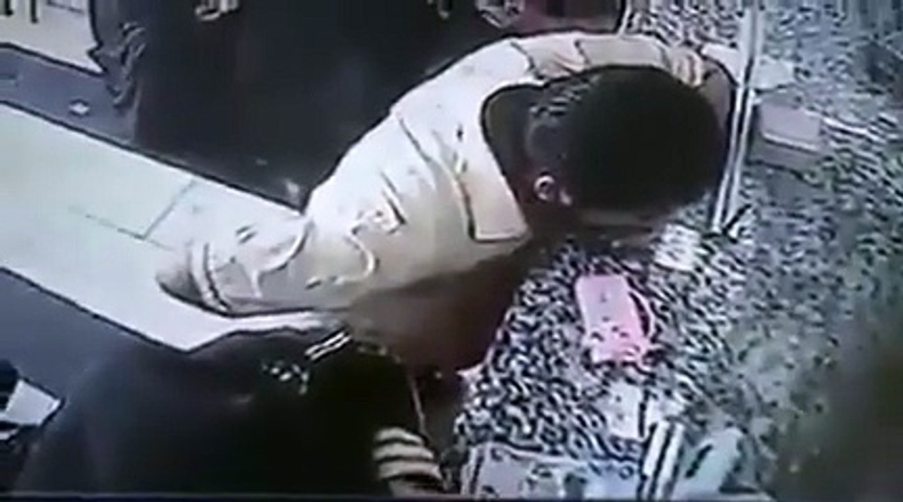 شاهد كيف استطاع بخفة يد أن يسرق جوال هذه السيدة
