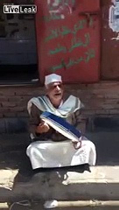 كيف تلقى هذا المتسول صفعة الرياح له .. شاهد الف...