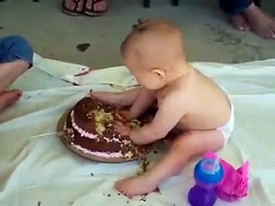 شاهد رد فعل هذه الصغيرة الظريفة عند تناولها كعكة الشوكولاتة للمرة الأولى