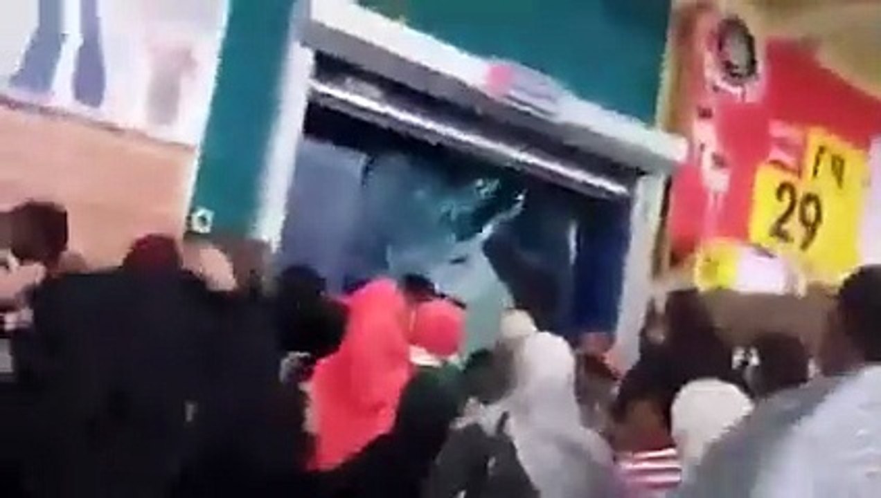 شاهد شجار عنيف بأحد المراكز التجارية الكبيرة والسبب