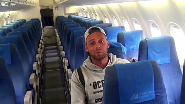 سائح يتمتع برحلة خاصة لعدم وجود أحد غيره على متن الطائرة