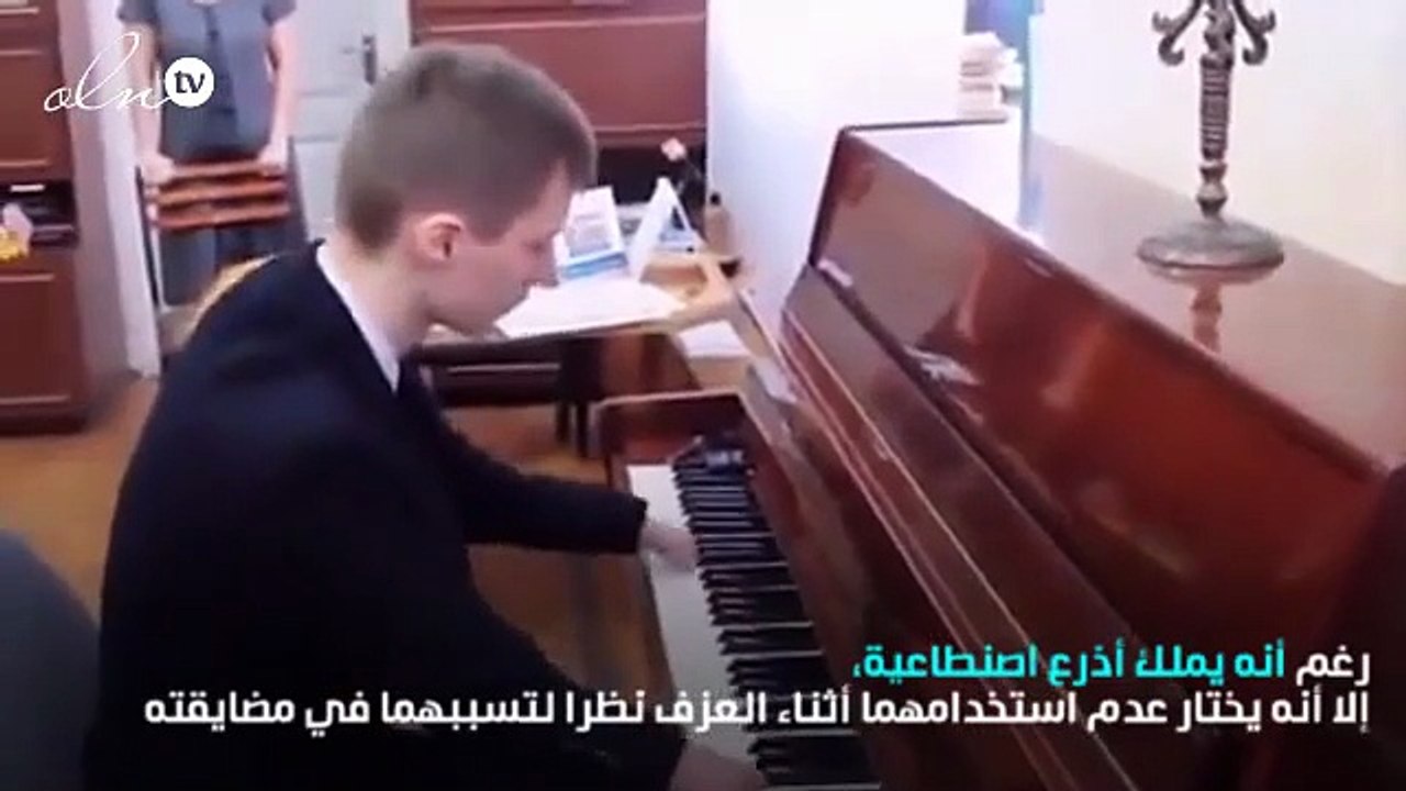 شاب يتحدى إعاقة يديه ويبدع في عزفه على البيانو