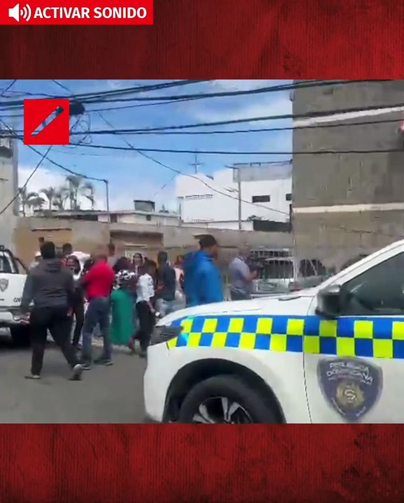Agente policial amenaza con su arma de fuego a comunicadores que realizaban su labor frente a una guardería en SDE