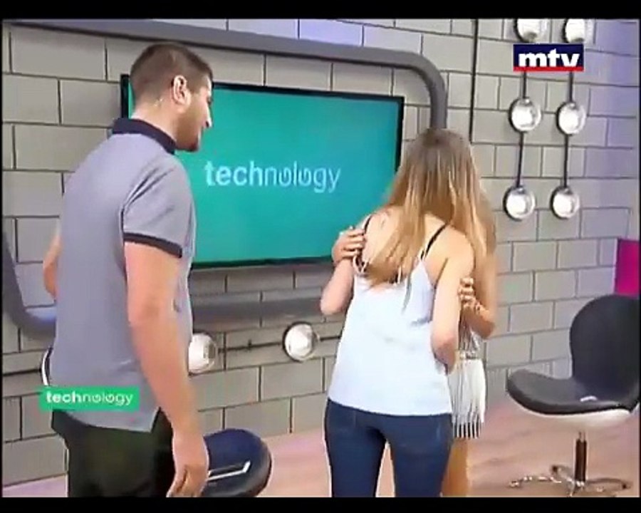 بالفيديو: مذيع يطلب يد حبيبته على الهواء