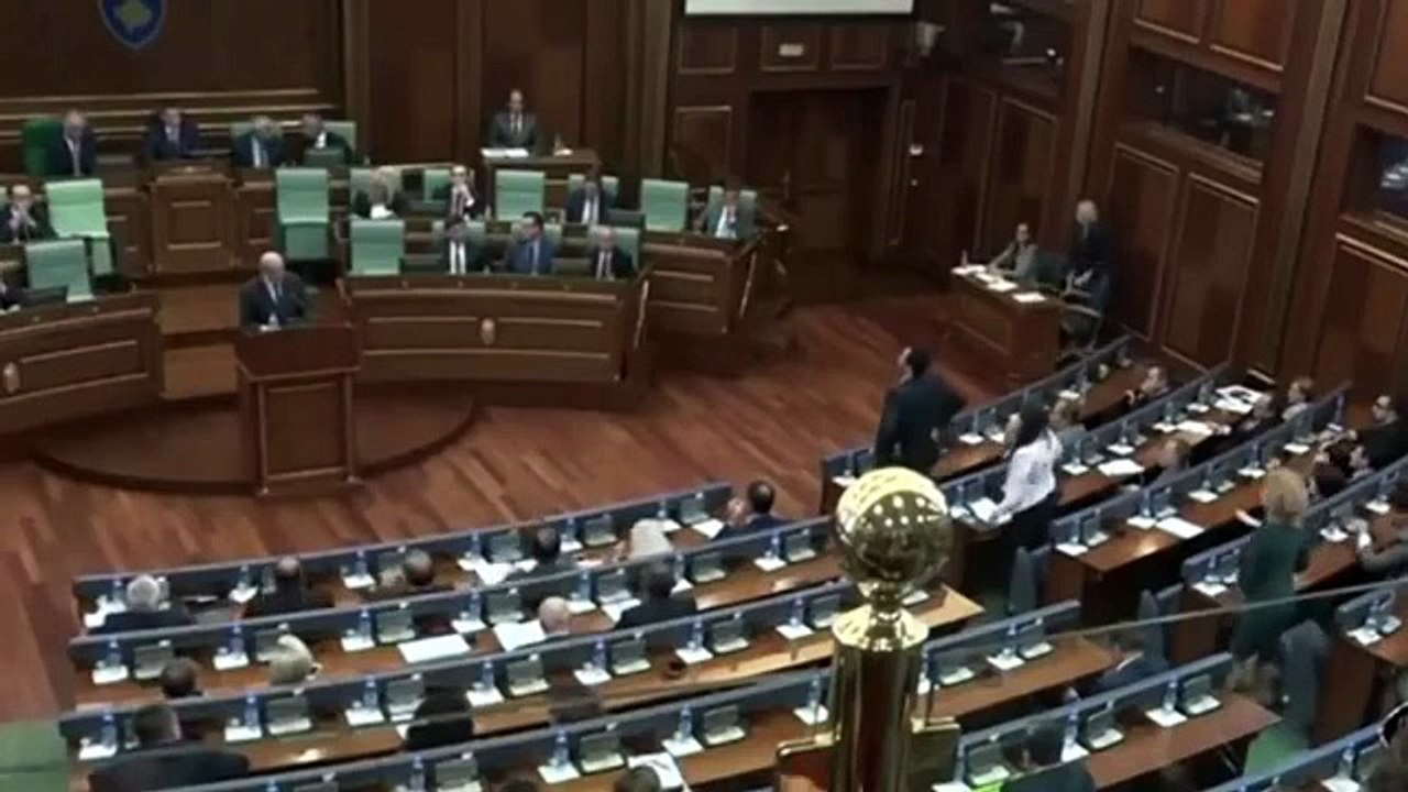 بالفيديو .. رشق بالبيض على رئيس الوزراء في برلمان كوسوفو