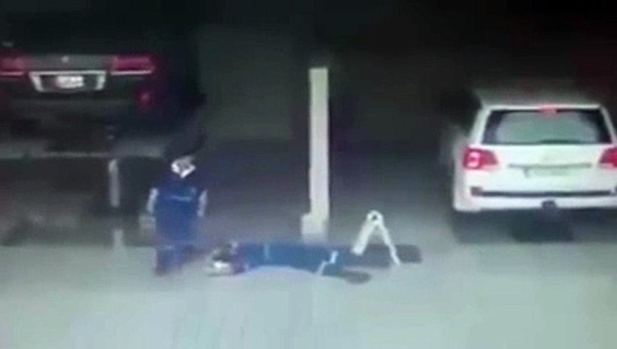 بالفيديو- قطري يعتدي على عامل محطّة وقود