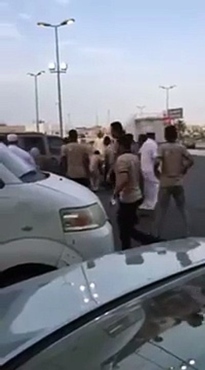 بالفيديو- عمال يعتدون على سعودي بالضرب المبرح