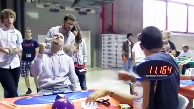 محترف مكعب روبيك يحل اللعبة وهو في السماء بدبي ، بالفيديو