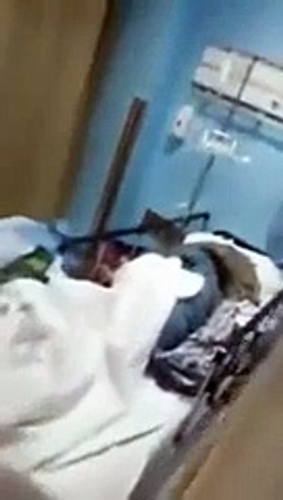 بالفيديو- فضيحة داخل إحدى المستشفيات السعودية ... رجل يصرخ والطبيب يهرب