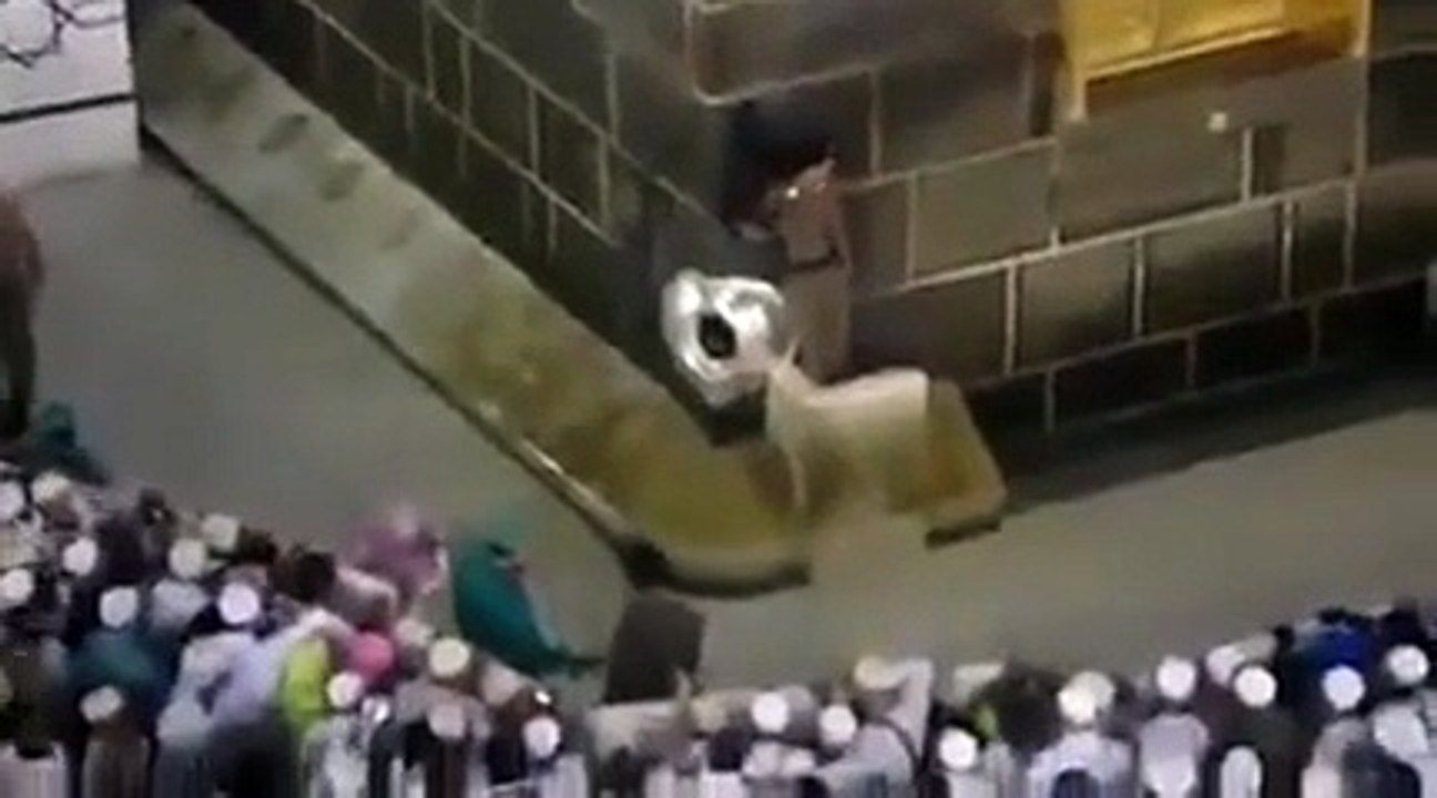شاهد بالفيديو  ما الذي فعله رجل الأمن السعودي بهذه الطفلة بجانب الكعبة المشرفة