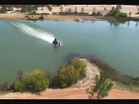 صدق أو لا تصدق... سائق دباب يسير فوق الماء كالسحر