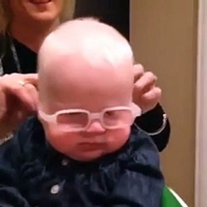 بالفيديو: طفلة رضيعة ترى والدتها للمرة الأولى... اليك ردة فعلها