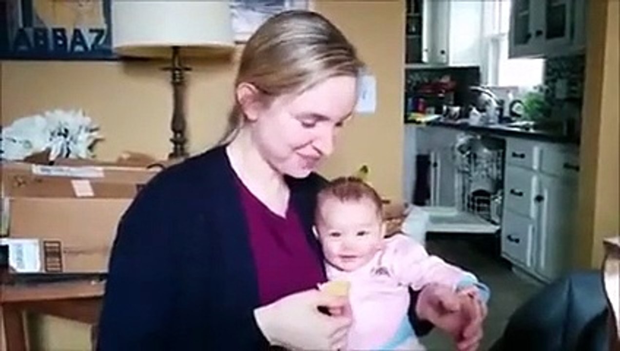 شاهد الفيديو الذي أعجب الملايين... رد فعل رضيعة تسمع صوت "قرمشة البطاطا"