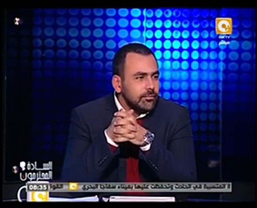 بالفيديو - مذيع مصري يضرب نفسه على الهواء