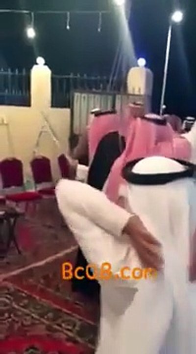 مسن سعودي عمره 100 عام يتزوج ويحتفل بزفافه بالفيديو