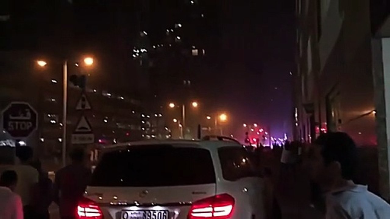 بالفيديو والصور- حريق هائل في برج سكني في دبي ....