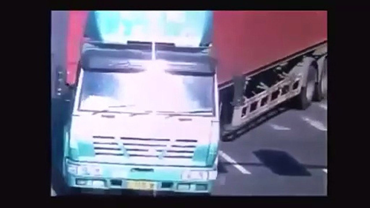 بالفيديو: سائق دراجة ينجو من الموت بعد مرور شاحنة فوقه