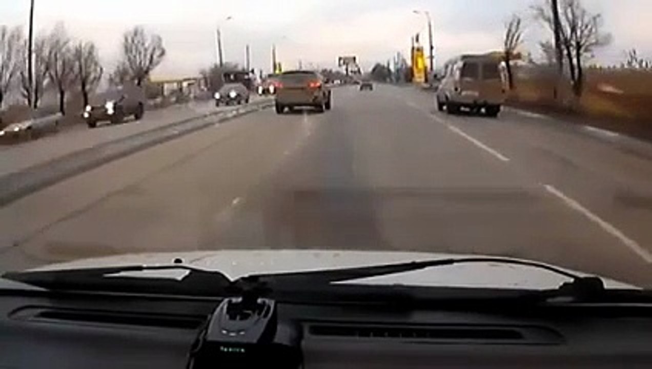بالفيديو: هذا ما قامت به شابة بعد ان رأت حبيبها يخونها
