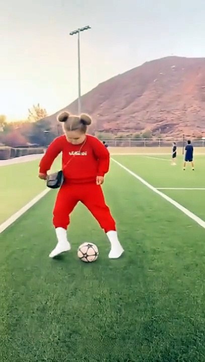 الطفلة اسطورة كرة القدم اطفال الذكاء الاصطناعي The child is a football legend, children's artificial intelligence