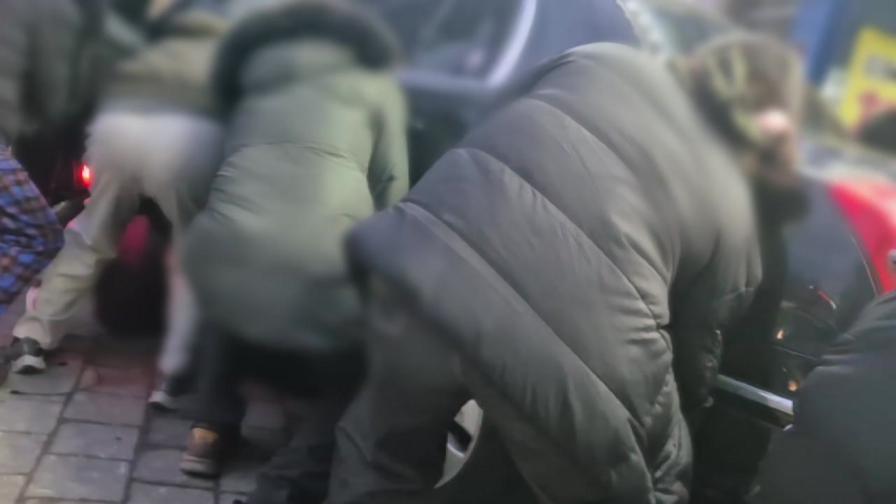 추돌 사고 충격으로 인도로 돌진...30대 여성 중상 / YTN
