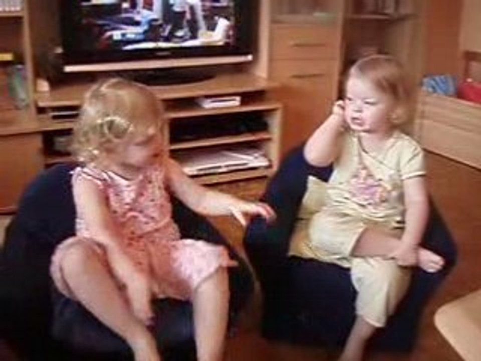 Léna et Chloé chantent Maya l'abeille