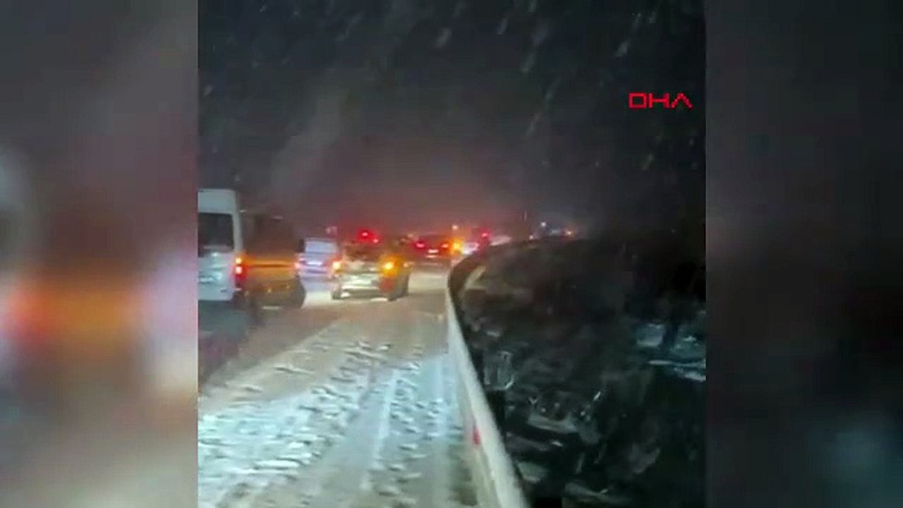 Kış bitti derken geri döndü: Kar bastırdı, araçlar yolda mahsur kaldı!