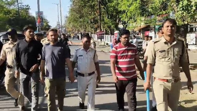 पुलिस पर पत्थर फेंकने वाले तीन आरोपियों को पैदल घूमाया, अब 94 आरोपियों की तलाश