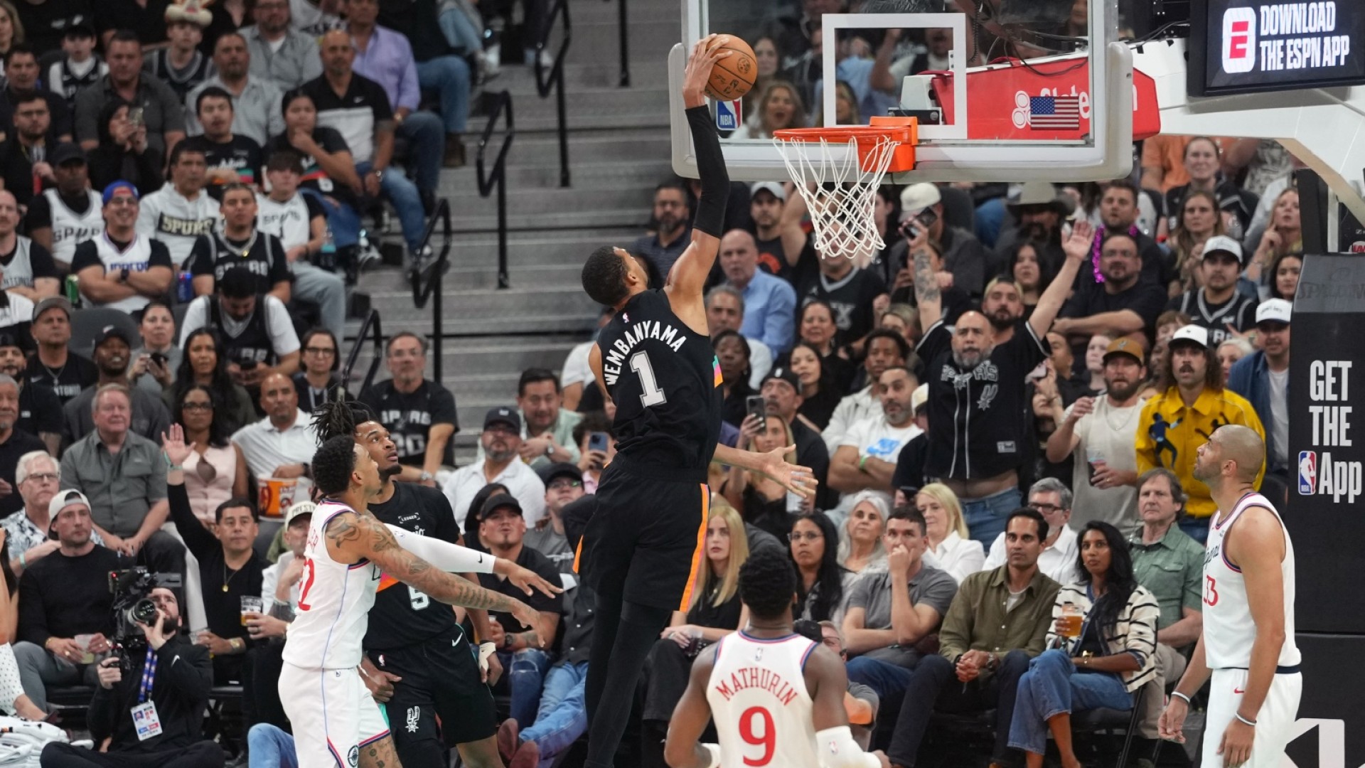 NBA : Wembanyama et les Spurs renversent Los Angeles !