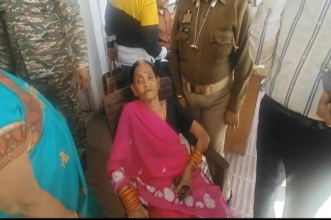 लखनऊ नगर निगम की लापरवाही उजागर, लिफ्ट बंद होने पर महिला फरियादी को कंधे पर ले जाना पड़ा