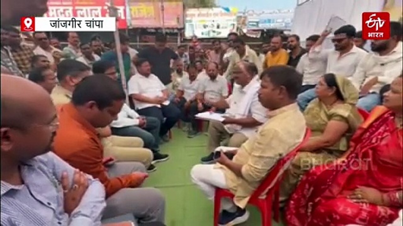 नैला रेलवे स्टेशन पर सुविधाओं की मांग, विधायकों समेत व्यापारियों का धरना, लिखित आश्वासन के बाद चक्काजाम समाप्त